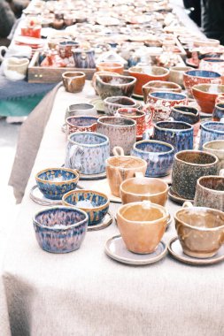 Jingdezhen, Jiangxi Eyaleti, Çin 'deki bir çömlek atölyesinin ve seramik parçaların fotoğraflarını çek.