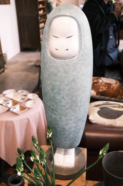 Çin 'in Jiangxi Eyaleti, Jingdezhen' de yapılan modern tarz seramik biblo süsü.