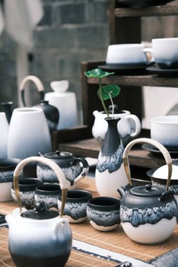 Jingdezhen, Jiangxi, Çin 'de yapılan çeşitli seramik aletler ve süsler.