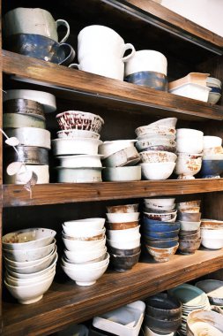 Jingdezhen, Jiangxi, Çin 'de yapılan çeşitli seramik aletler ve süsler.