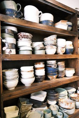 Jingdezhen, Jiangxi, Çin 'de yapılan çeşitli seramik aletler ve süsler.