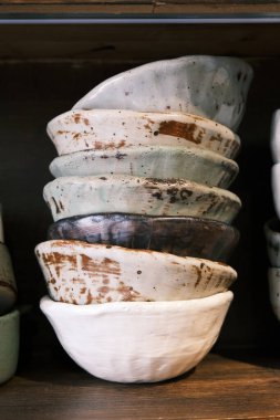 Jingdezhen, Jiangxi, Çin 'de yapılan çeşitli seramik aletler ve süsler.