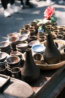 Jingdezhen, Jiangxi, Çin 'de yapılan çeşitli seramik aletler ve süsler.