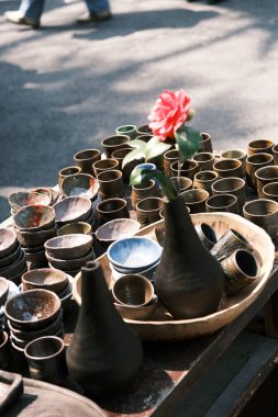 Jingdezhen, Jiangxi, Çin 'de yapılan çeşitli seramik aletler ve süsler.