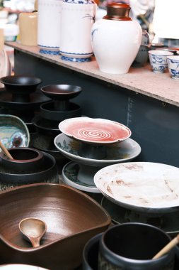 Jingdezhen, Jiangxi, Çin 'de yapılan çeşitli seramik aletler ve süsler.