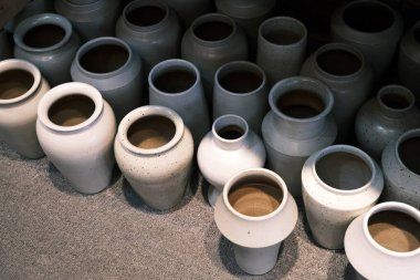 Jingdezhen, Jiangxi, Çin 'de yapılan çeşitli seramik aletler ve süsler.