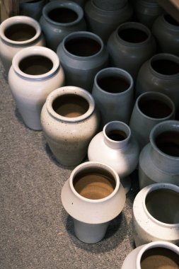 Jingdezhen, Jiangxi, Çin 'de yapılan çeşitli seramik aletler ve süsler.