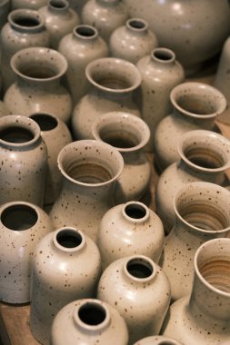 Jingdezhen, Jiangxi, Çin 'de yapılan çeşitli seramik aletler ve süsler.