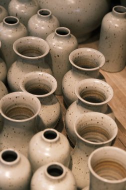 Jingdezhen, Jiangxi, Çin 'de yapılan çeşitli seramik aletler ve süsler.