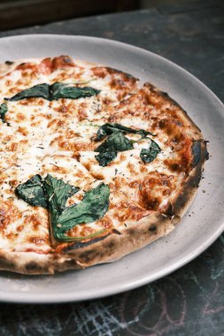 Geleneksel İtalyan et sosu ve peynirli pizzanın yakın çekimi.