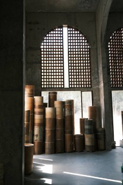 Çamur embriyoları ve kalıpları Jingdezhen, Jiangxi, Çin 'deki seramik bir stüdyoda.