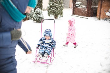 İki kız sıcak Kazaklar kızaklarımız arka bahçesinde üzerinde sürme