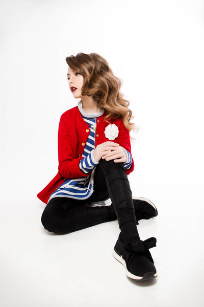 Молодая девушка позирует в студии
