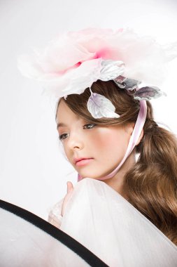 Pembe elbiseli güzel bir kız.