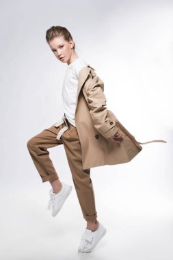 Bej trençkot Studio beyaz arka plan üzerinde poz şık kız 