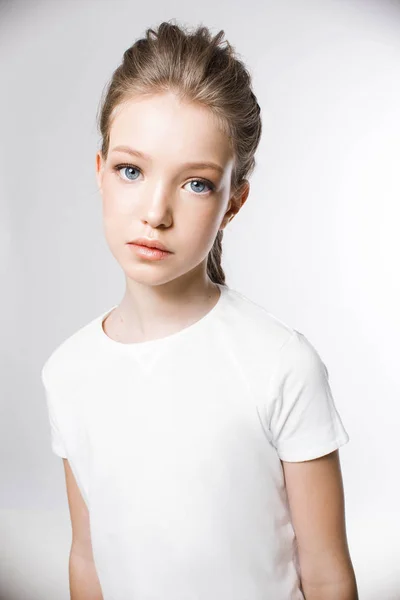 Retrato Niña Camiseta Blanca Con Maquillaje Ligero Peinado Elegante Sobre — Foto de Stock