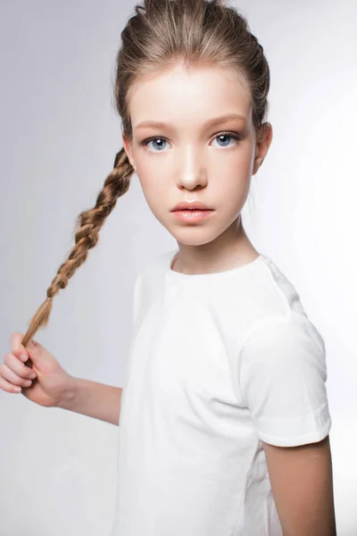 Retrato Niña Camiseta Blanca Con Maquillaje Ligero Peinado Elegante Sobre — Foto de Stock