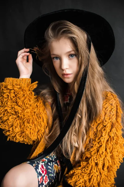 Chica Joven Abrigo Peludo Naranja Sombrero Negro Posando Sobre Fondo — Foto de Stock