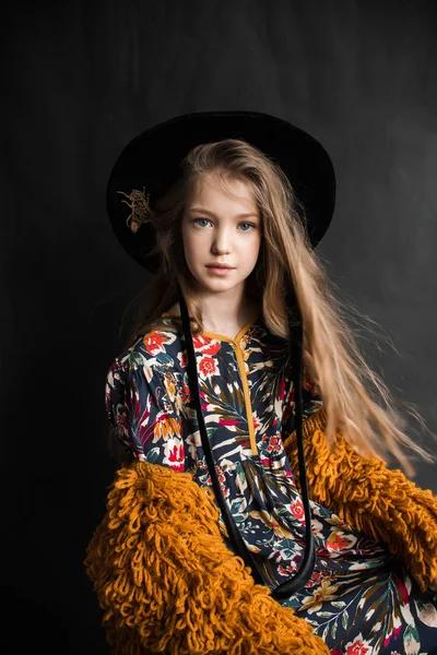 Chica Joven Abrigo Peludo Naranja Sombrero Negro Posando Sobre Fondo — Foto de Stock