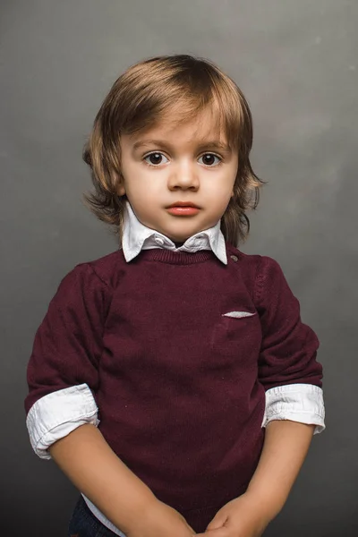 Красивий Маленький Хлопчик Червоній Сорочці Позує Студії — стокове фото