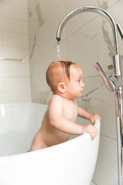 Sonriente Niño Pie Baño Bajo Agua Corriente — Foto de Stock