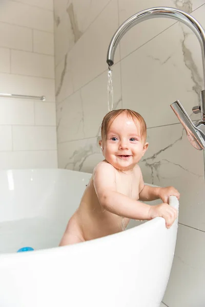 Gülümseyen Bebek Çocuk Banyo Akan Altında Ayakta — Stok fotoğraf