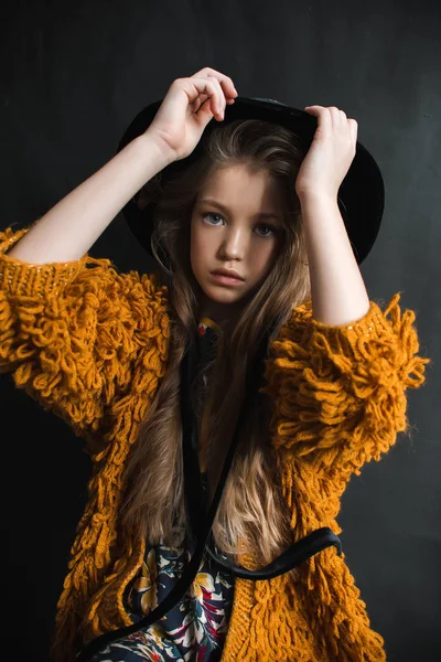 Chica Joven Abrigo Peludo Naranja Sombrero Negro Posando Sobre Fondo — Foto de Stock