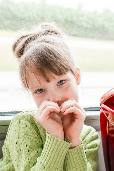 Niña Muestra Corazón Con Sus Manos — Foto de Stock