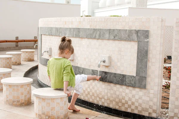 Girl Washes Feet Mosque — Stock Photo, Image