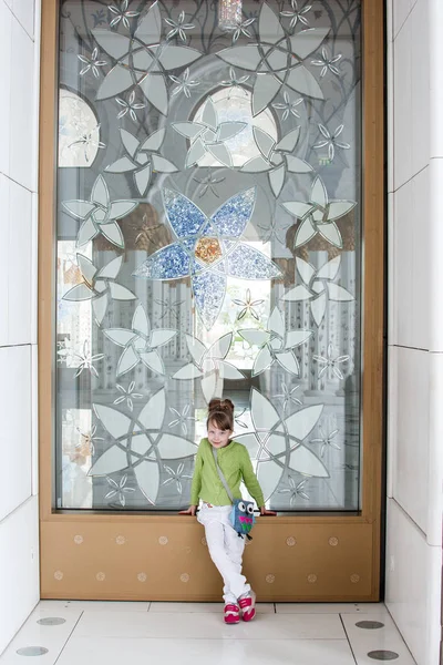 Egy Kislány Mecset Mozaik Ablakánál — Stock Fotó
