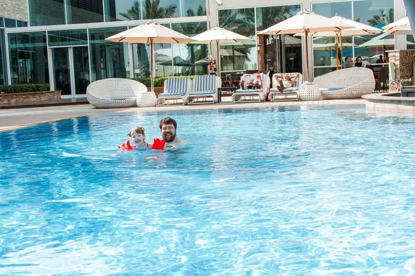 Padre Con Figlia Divertirsi Giocare Piscina Nella Giornata Sole — Foto Stock