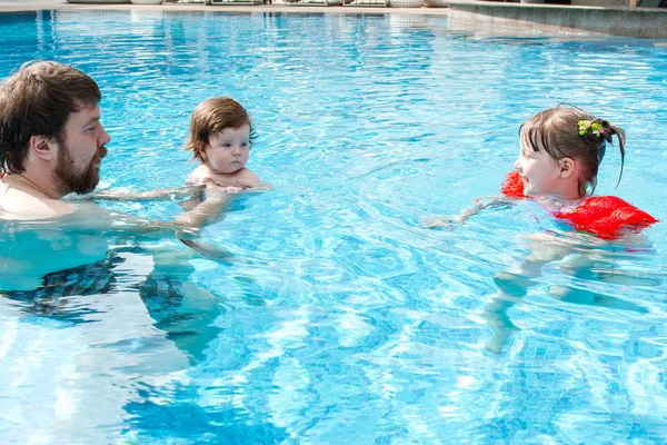 Vater Mit Töchtern Spielt Bei Sonnigem Wetter Schwimmbad — Stockfoto