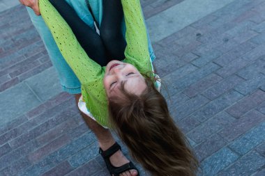 Babam kızının etrafında dolanıyor.