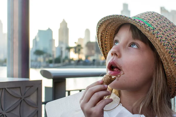 Menina Comendo Sorvete — Fotografia de Stock