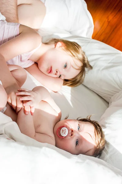 Två Systrar Vaknade Sängen Ett Hotell — Stockfoto