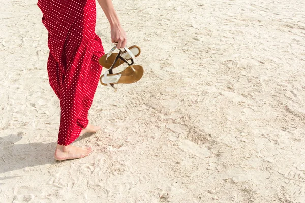 Fille Dans Une Robe Rouge Vif Sur Plage — Photo