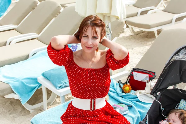 Menina Vestido Vermelho Brilhante Praia — Fotografia de Stock