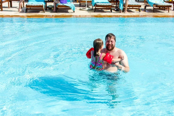 Vader Dochter Zwemmen Het Zwembad — Stockfoto