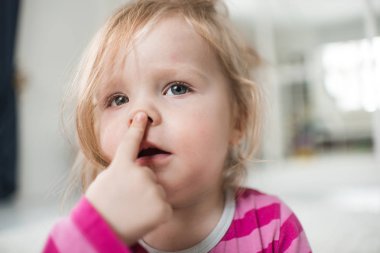 Yürümeye başlayan çocuk kız evde eğlenmek