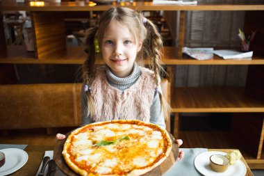 Mutlu kız iki örgüler pizza yemek için hazır