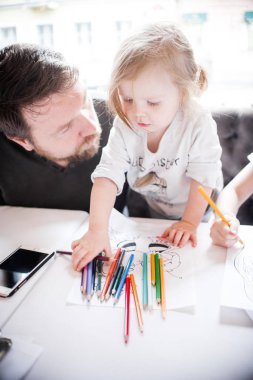 Kızı ile baba kafede oturuyor