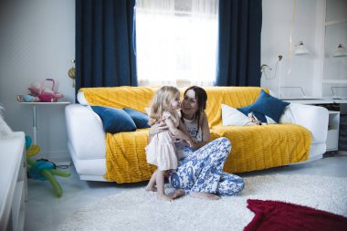 Kızı anneye sarılıyor.