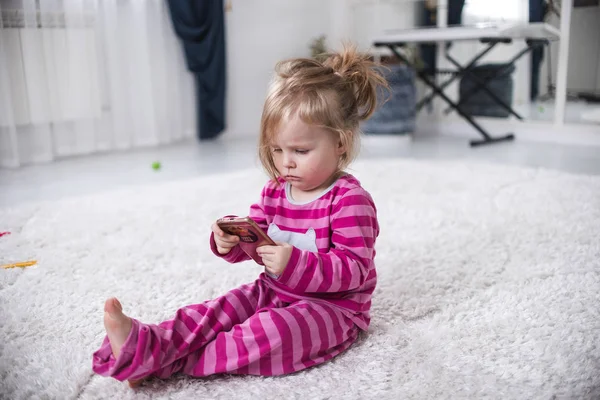 Маленька Дівчинка Рожевому Комбінезоні Грає Смартфоном — стокове фото