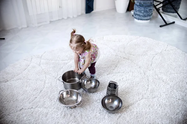 Lilla Barn Girl Kul Och Spela Med Matlagning Batteriet Hemma — Stockfoto