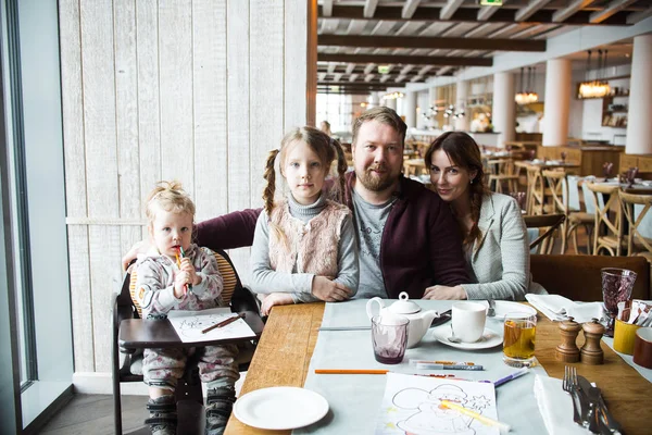 Glückliche Familie Sitzt Café — Stockfoto