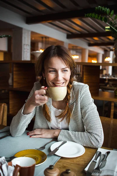 Jeune Femme Buvant Une Tasse Café Café — Photo