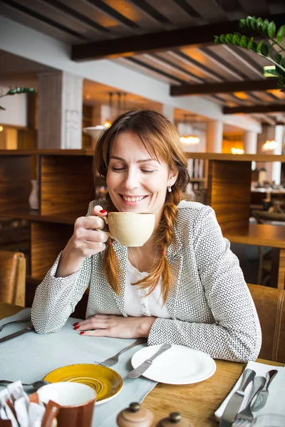 Jeune Femme Buvant Une Tasse Café Café — Photo