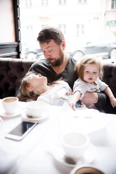 カフェに座っている娘を持つ父 — ストック写真