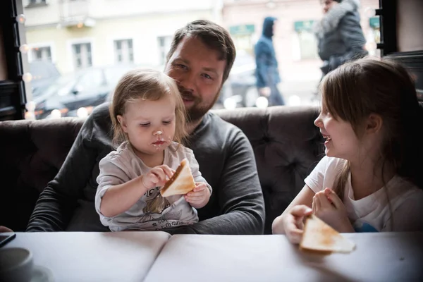 カフェのお父さんと2人の娘は朝食を持ってる — ストック写真