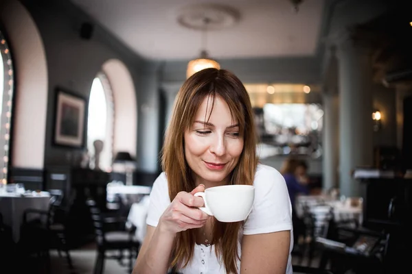 Jeune Femme Passer Temps Boire Une Tasse Café Dans Café — Photo
